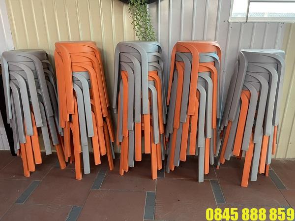 Cửa hàng mua bán bàn ghế cũ giá rẻ tại TPHCM 1 Bán bàn ghế cũ giá rẻ TPHCM