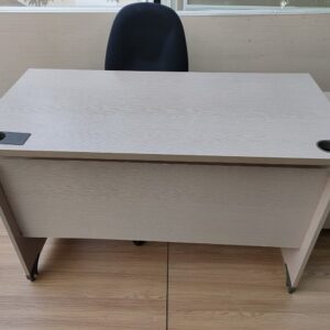 Bàn Văn Phòng Cũ 1m2, Giá Rẻ, Tiết Kiệm 4 Thanh lý bàn làm việc cũ 1m2 giá rẻ, đẹp như mới